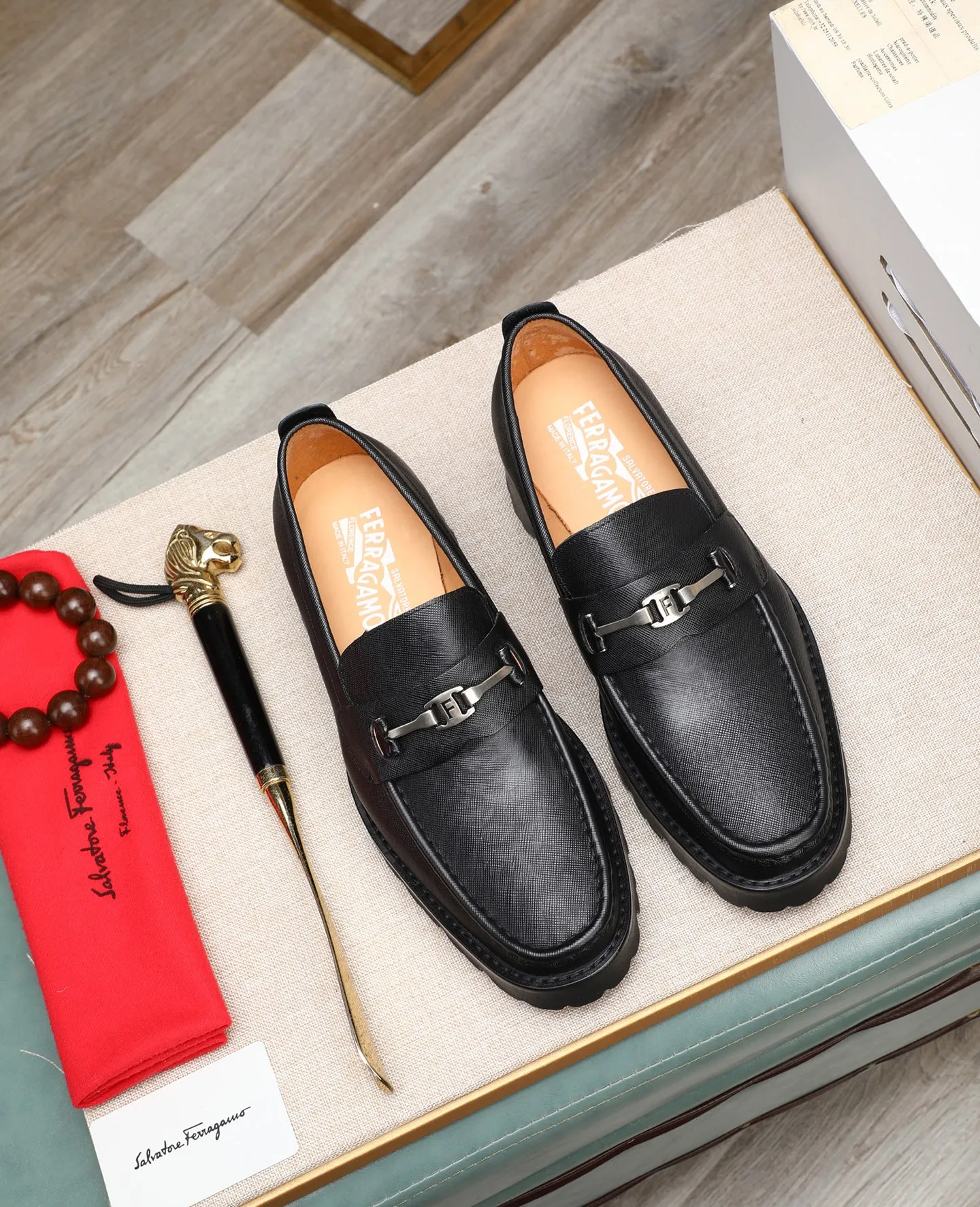 Men's shoes 💰500 📛📛(water-dyed cow lining) Salvatore Ferragamo high-end (Salvatore Ferragamo) is the top international luxury footwear brand. It comes from the fashion kingdom of Italy. It is famous all over the world for its traditional handmade design and novel styles...🚶🏻🚶🏻New suit shoes are available simultaneously at the counter. This model is purely handmade. The fabric is imported Italian calfskin➕soft water-dyed cowhide lining. Original authentic outsole🌀🌀Size: 38➖44.